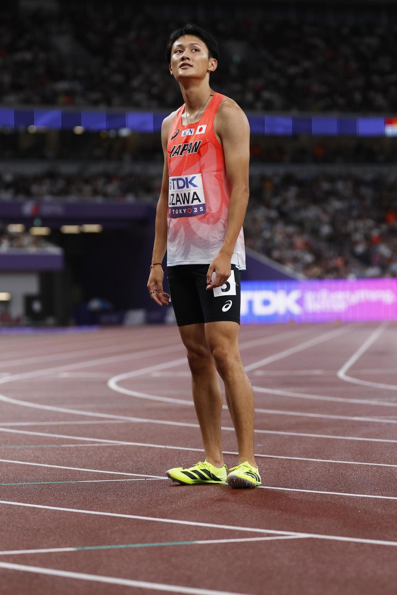 男子200メートル準決勝　レースを終えた鵜沢飛羽（共同）