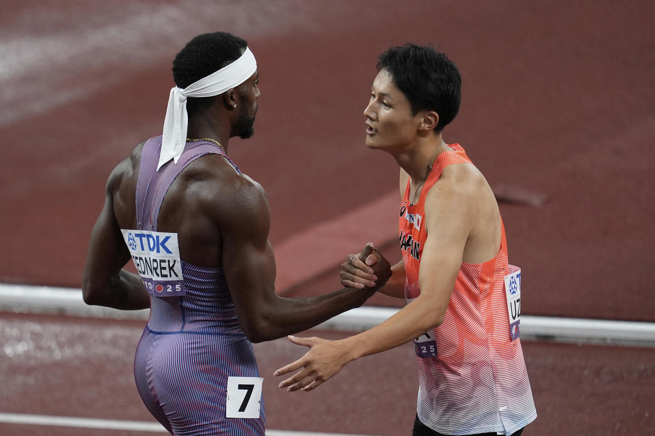 男子200メートル準決勝　レースを終え、ベドナレク（左）と言葉を交わす鵜沢飛羽（AP）