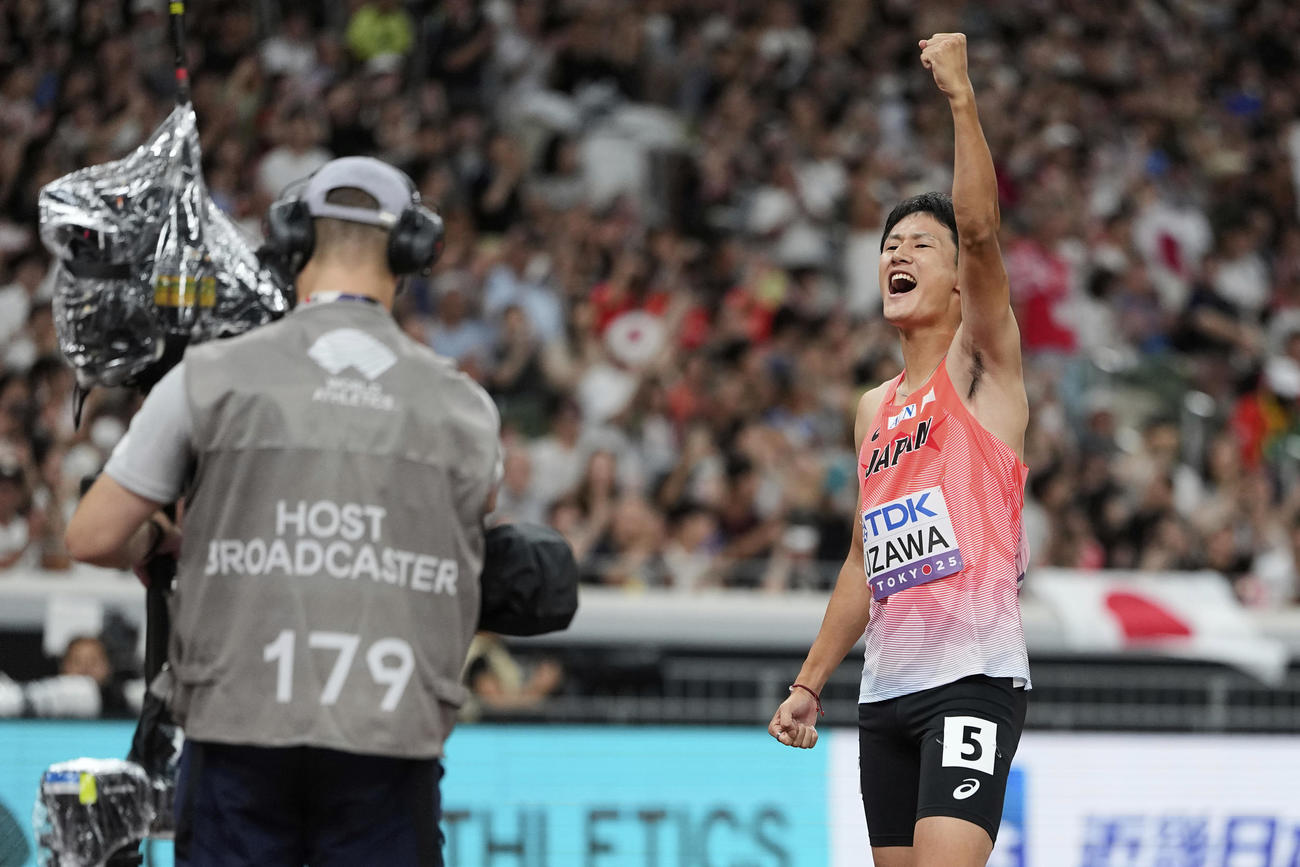 男子200メートル準決勝　レース前、ポーズを決める鵜沢飛羽（AP）