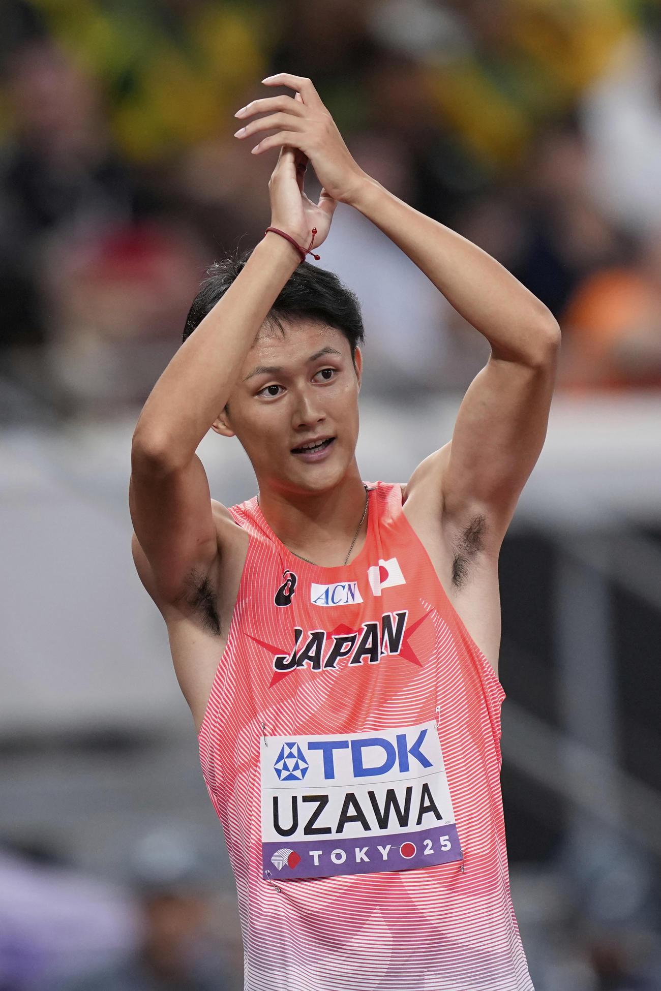 男子200メートル準決勝　レースを終え、観客へ感謝を示す鵜沢飛羽（AP）