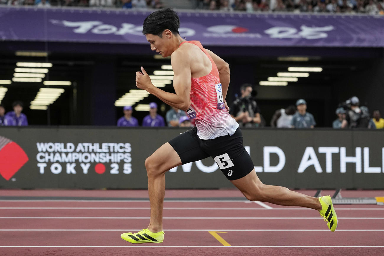 男子200メートル準決勝　力走を見せる鵜沢飛羽（AP）