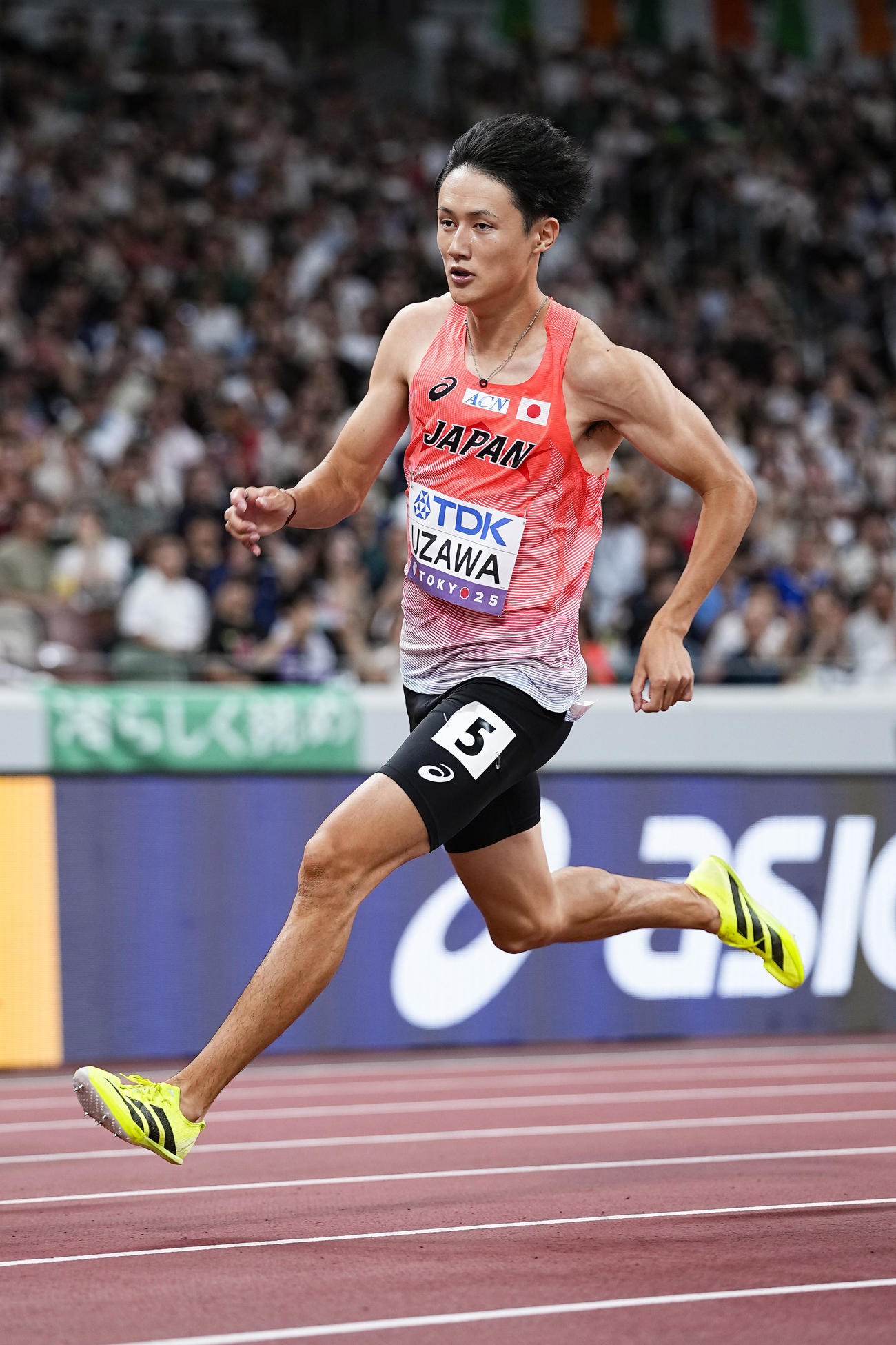 男子200メートル準決勝　力走する鵜沢飛羽（共同）