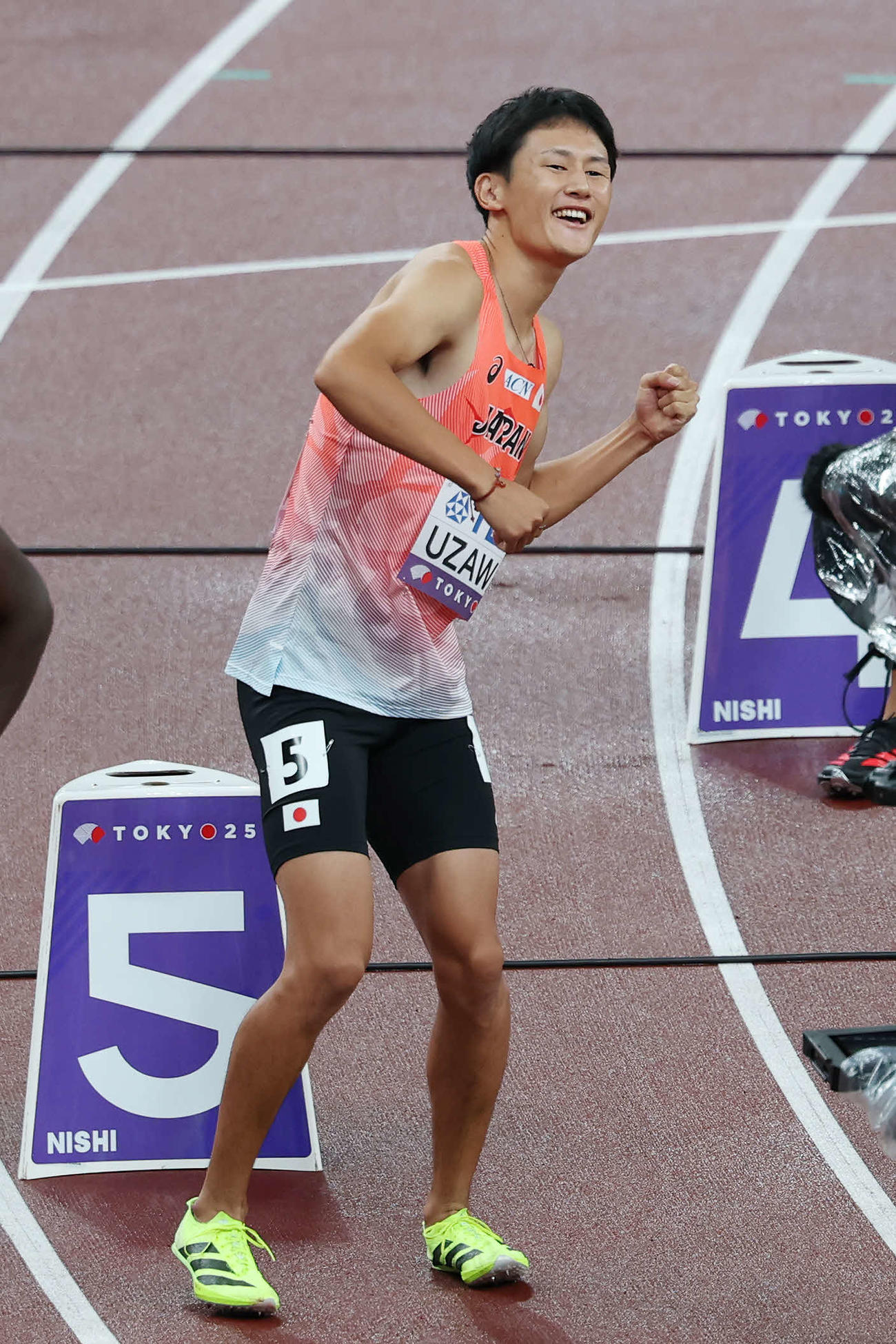 男子200メートル準決勝　レース前、ポーズをとる鵜沢（撮影・宮地輝）