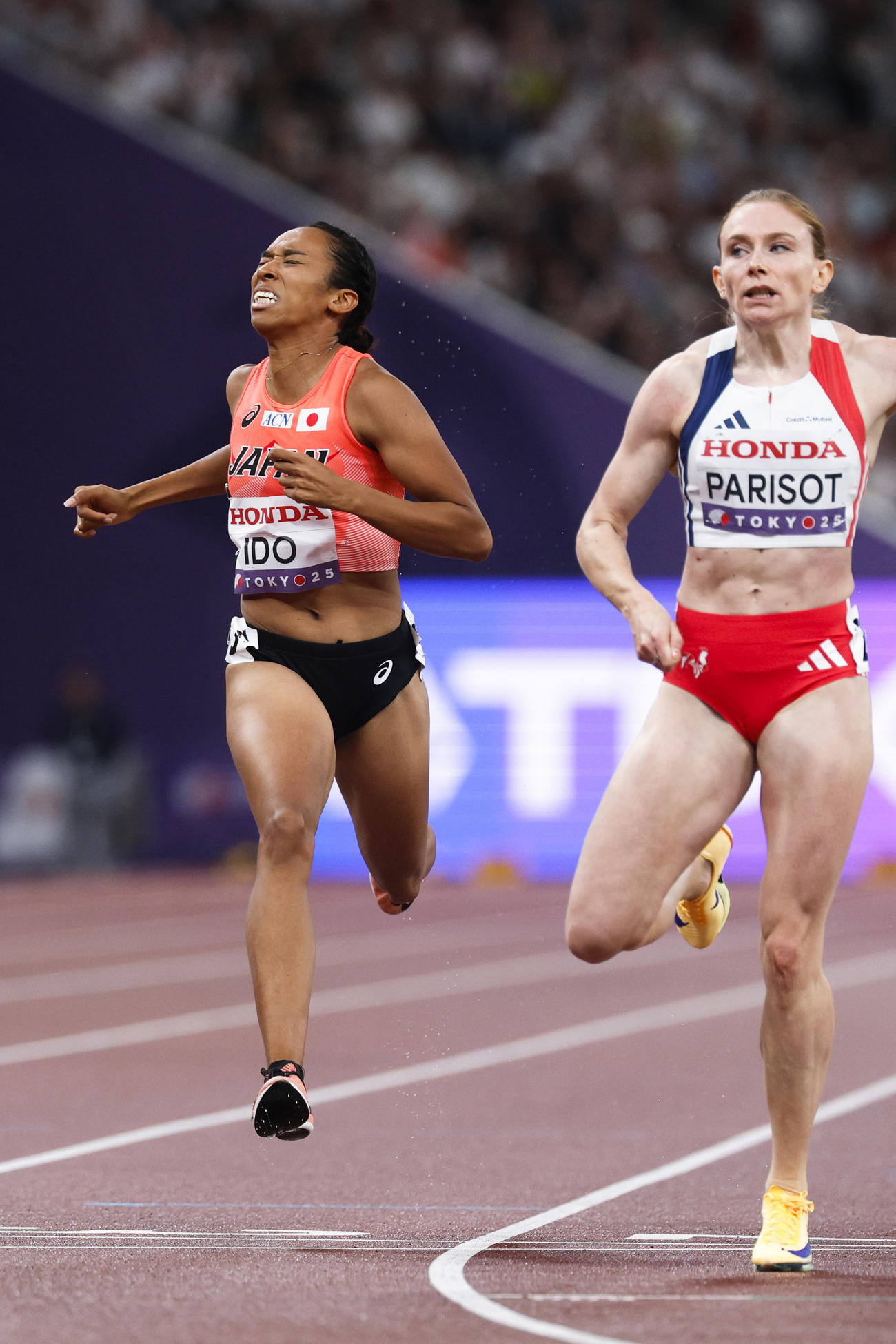 女子200メートル準決勝　ゴールする井戸アビゲイル風果（左）（共同）
