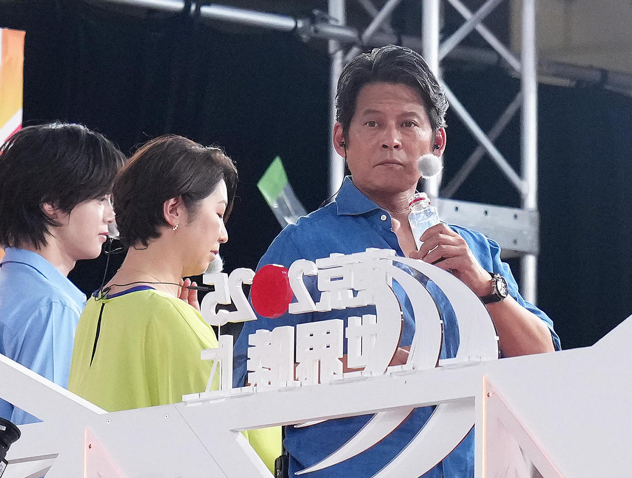 中継を行う織田裕二（右）と中井美穂（中央）（撮影・足立雅史）