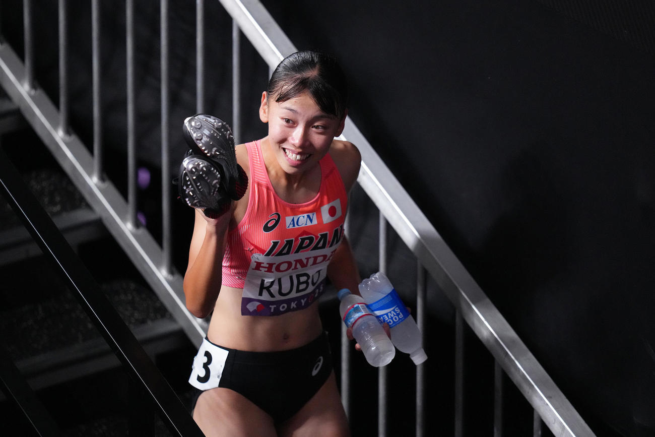 女子800メートル予選で敗退となった久保はミックスゾーンでの取材を終え、明るく前を向く（撮影・足立雅史）