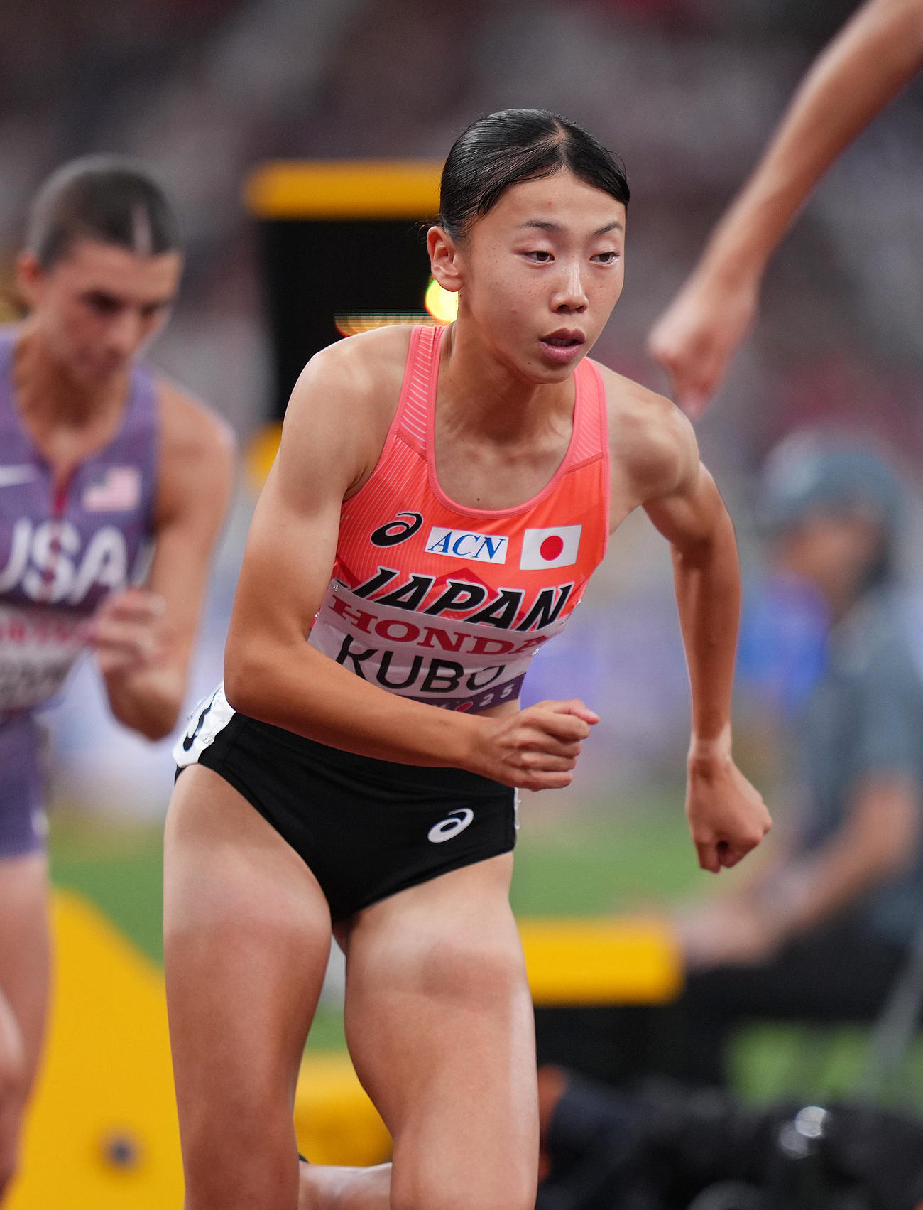 女子800メートル予選　勢い良くスタートする久保（撮影・足立雅史）