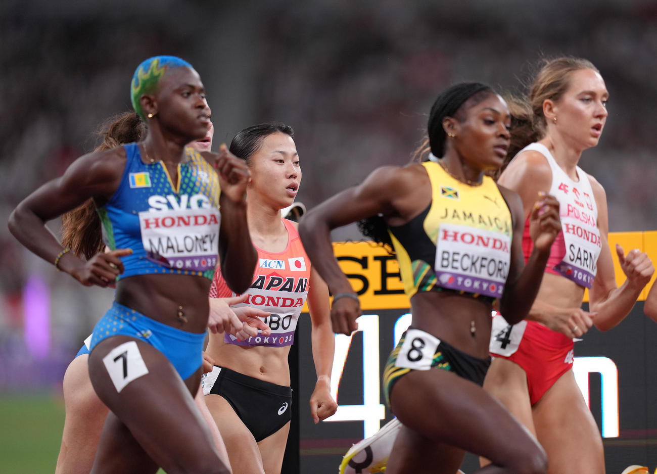 女子800メートル予選で敗退となった久保（左から2人目）（撮影・足立雅史）