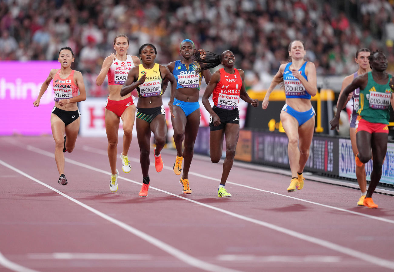 女子800メートル予選で敗退となった久保（左端）（撮影・足立雅史）