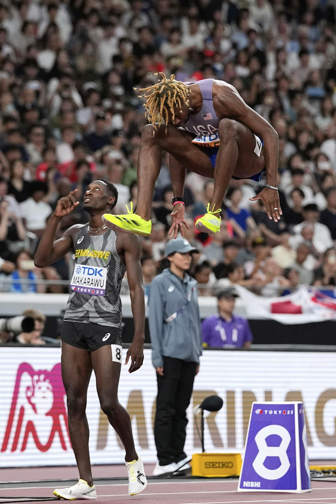 男子200メートル準決勝　レース前に大きくジャンプする米国のライルズ（AP）