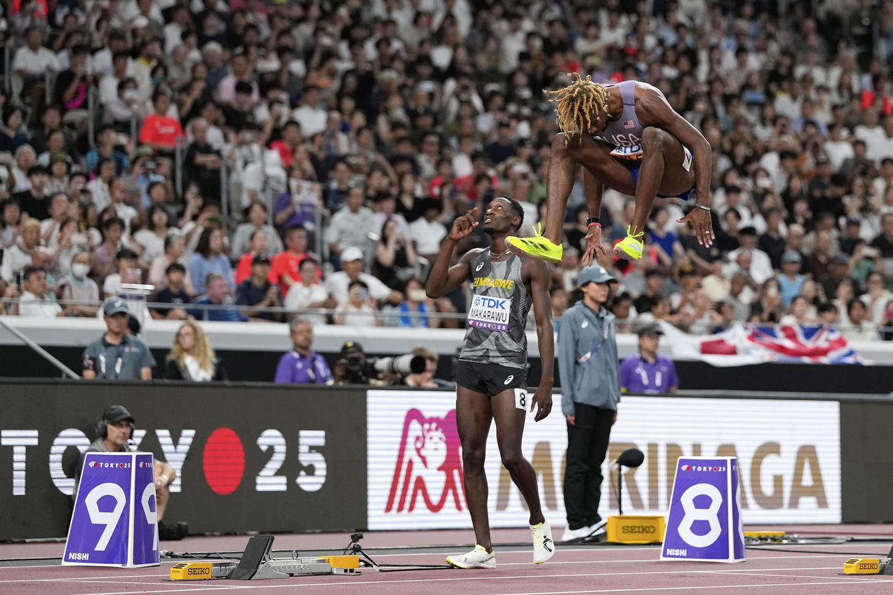 男子200メートル準決勝　レース前に大きくジャンプする米国のライルズ（AP）