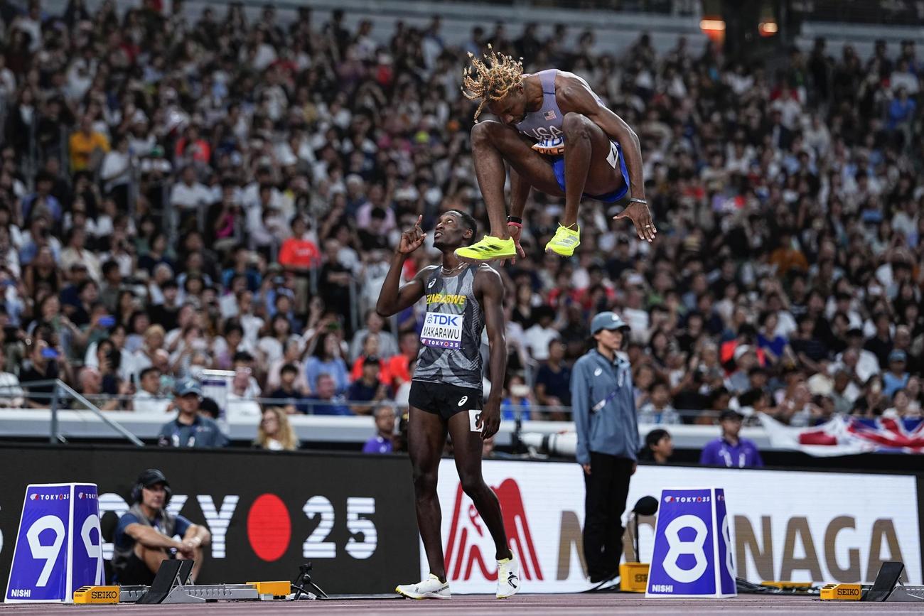 男子200m準決勝　レース前にジャンプするノア・ライルズ（共同）