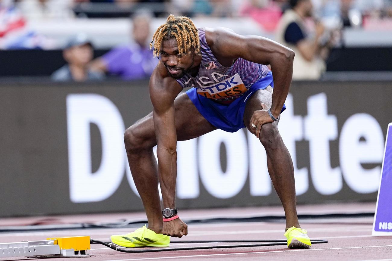 男子200m準決勝　レース前に「ギアセカンド」ポーズをとるライルズ（共同）