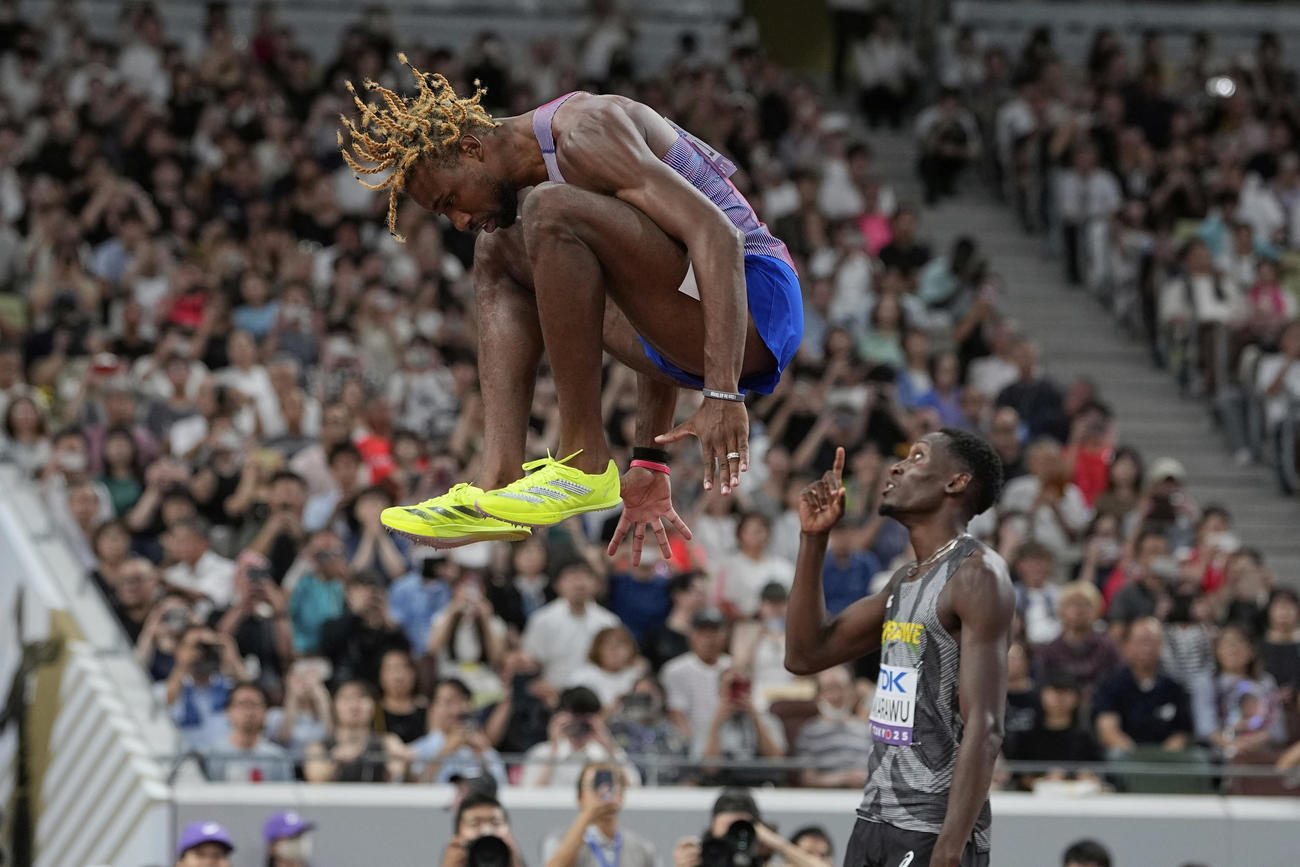 男子200メートル準決勝　レース前に大きくジャンプする米国のライルズ（AP）