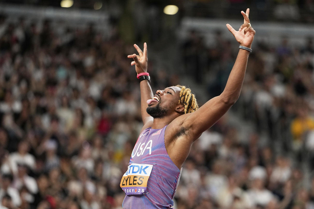 男子200メートル準決勝　決勝進出を決めた米国のライルズ（AP）