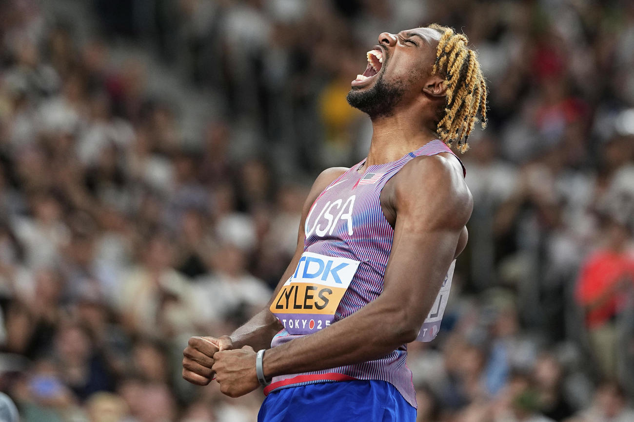 男子200メートル準決勝　決勝進出を決めた米国のライルズ（AP）