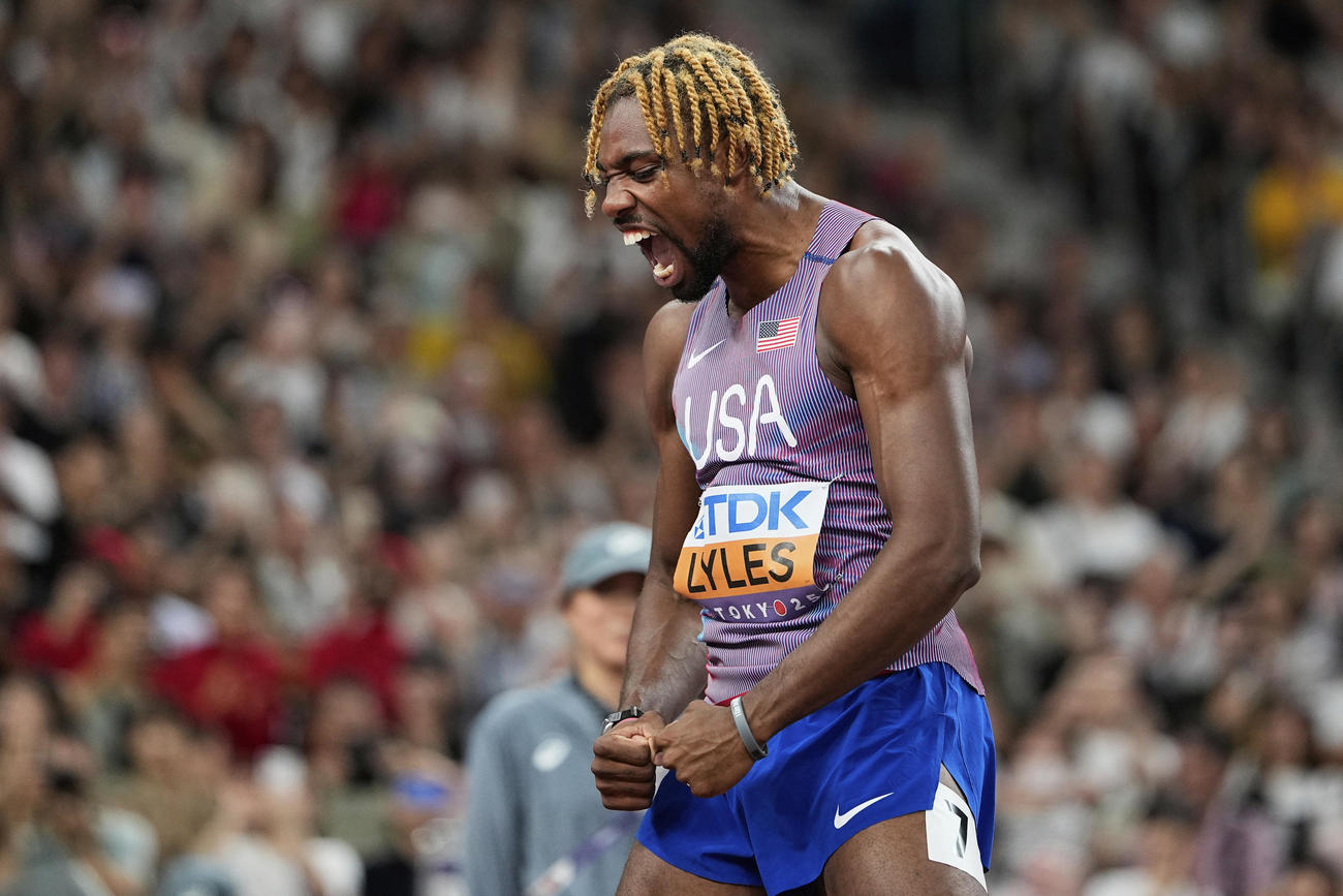 男子200メートル準決勝　決勝進出を決めた米国のライルズ（AP）