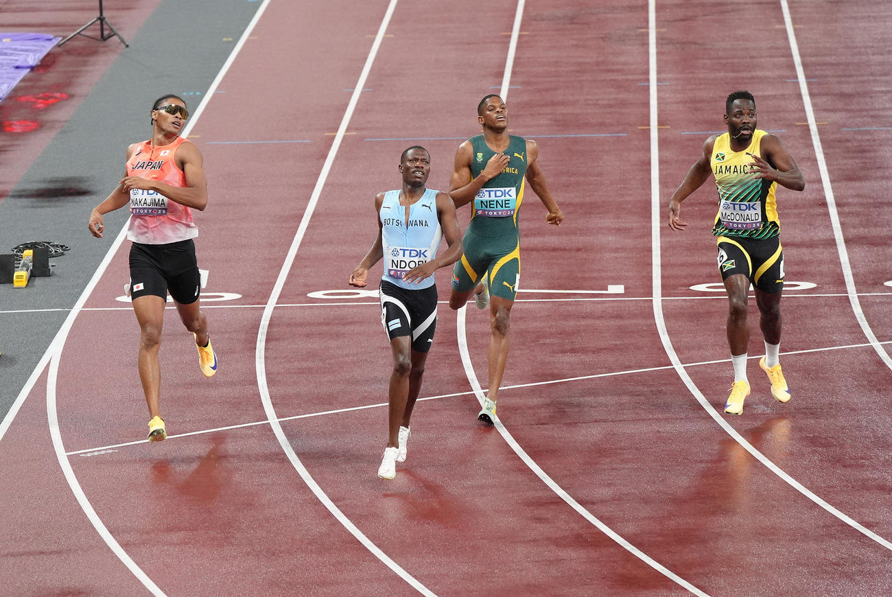 男子400メートル決勝　6位入賞の中島ジョセフ（左端）（撮影・足立雅史）