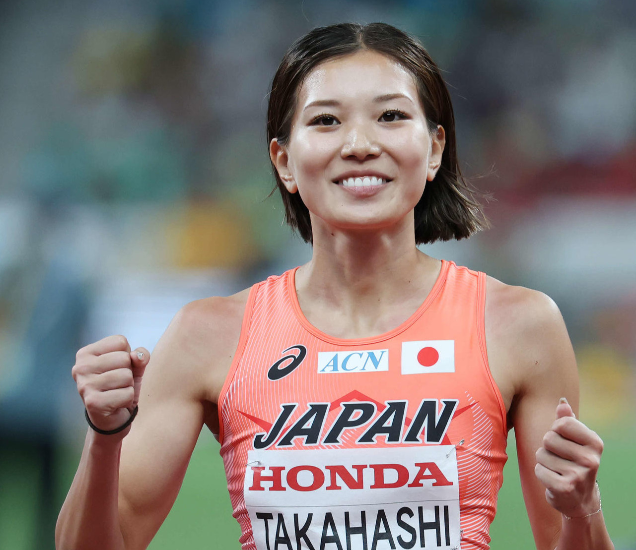 女子走り高跳び予選　1メートル88をクリアしガッツポーズする高橋（撮影・宮地輝）