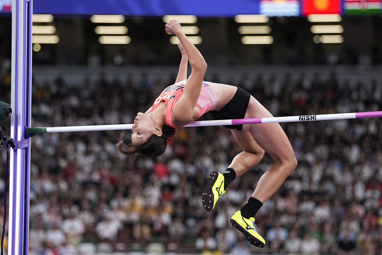 女子走り高跳び予選　1メートル88をクリアする高橋渚（共同）