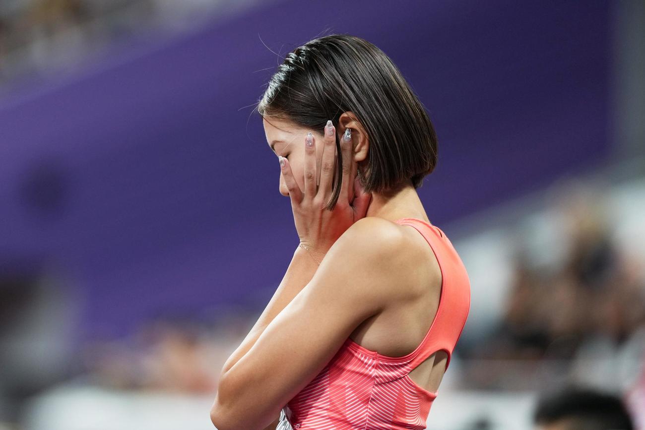 女子走り高跳び予選　競技前に集中する高橋渚（共同）