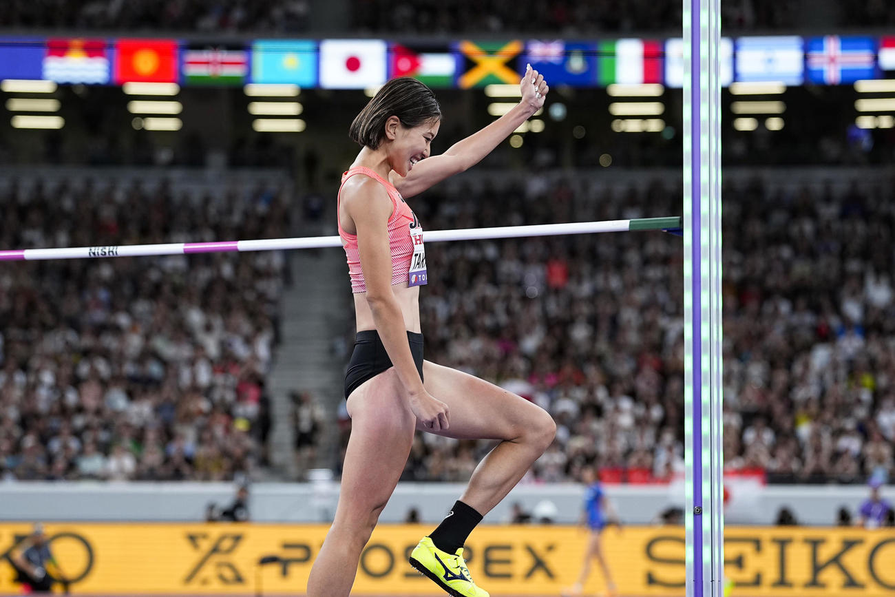 女子走り高跳び予選　1メートル88をクリアし、ガッツポーズする高橋渚（共同）