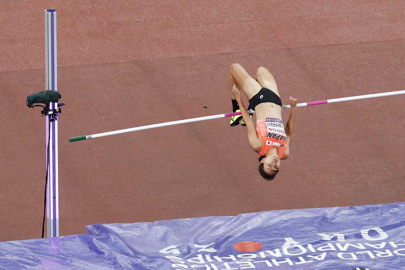 女子走り高跳び予選　1メートル92を失敗する高橋渚（共同）