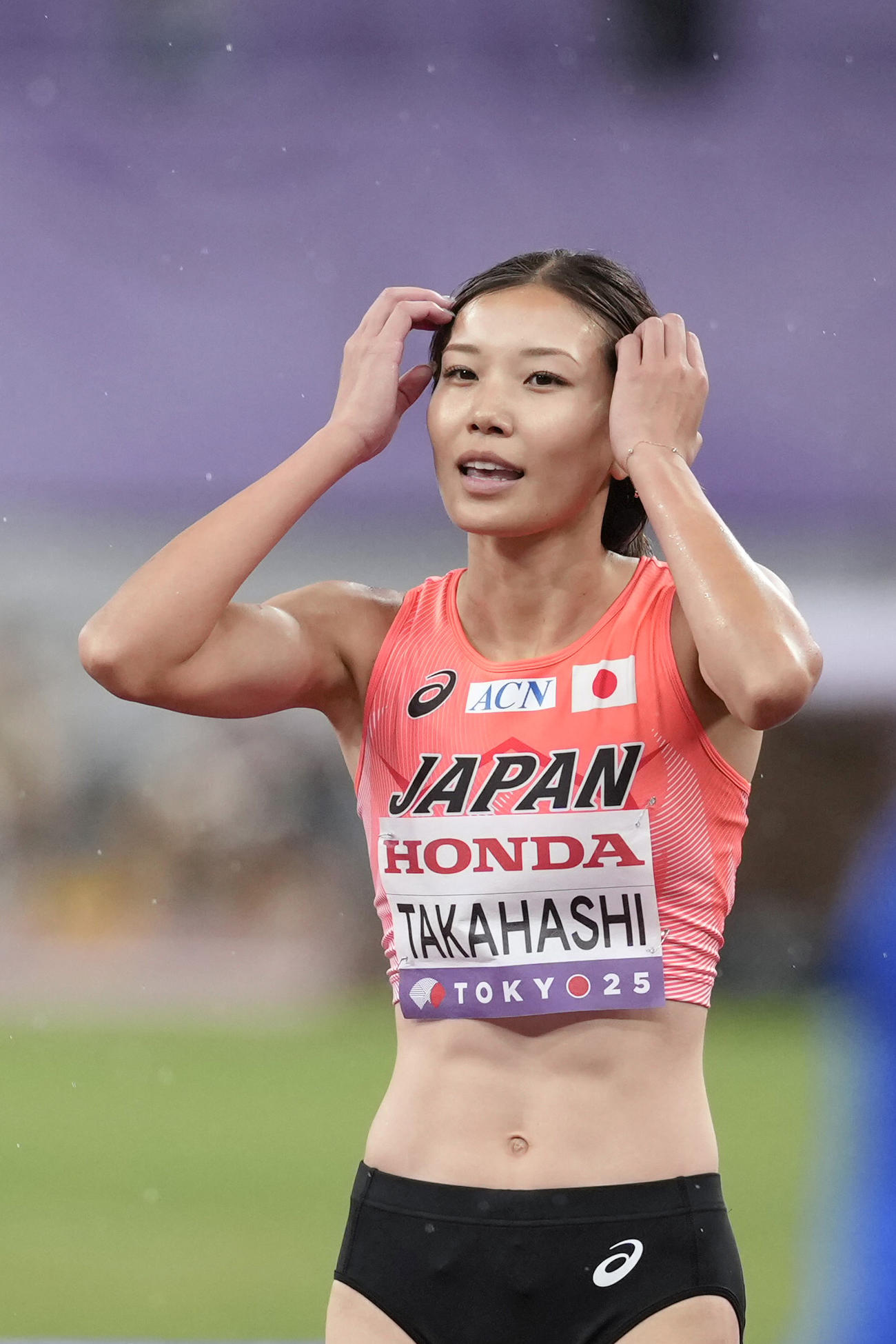女子走り高跳び予選　競技を終えた高橋渚（共同）