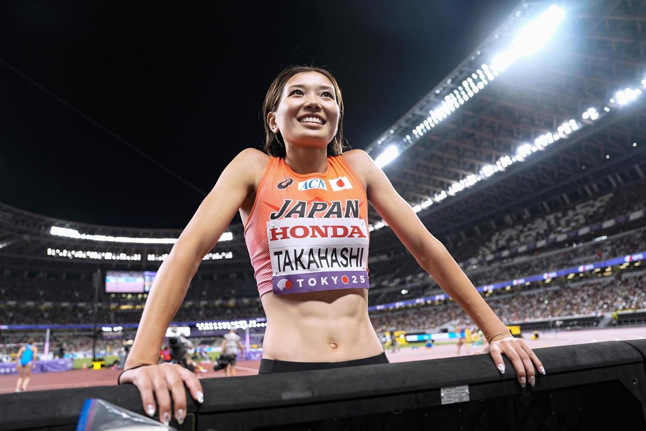 女子走り高跳び予選　1メートル88をクリアし、笑顔を見せる高橋渚（共同）