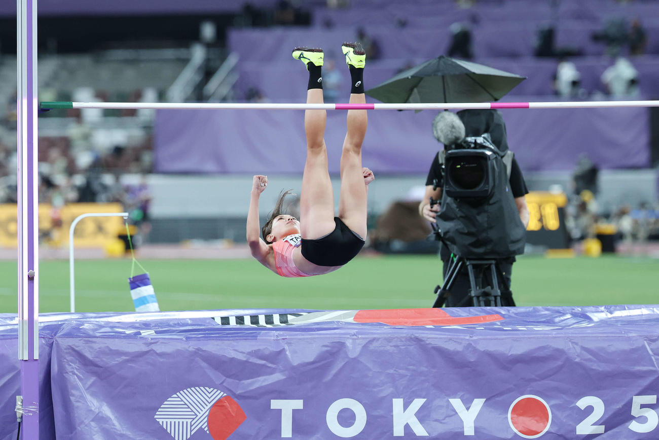 女子走り高跳び予選　1メートル88をクリアする高橋（撮影・宮地輝）
