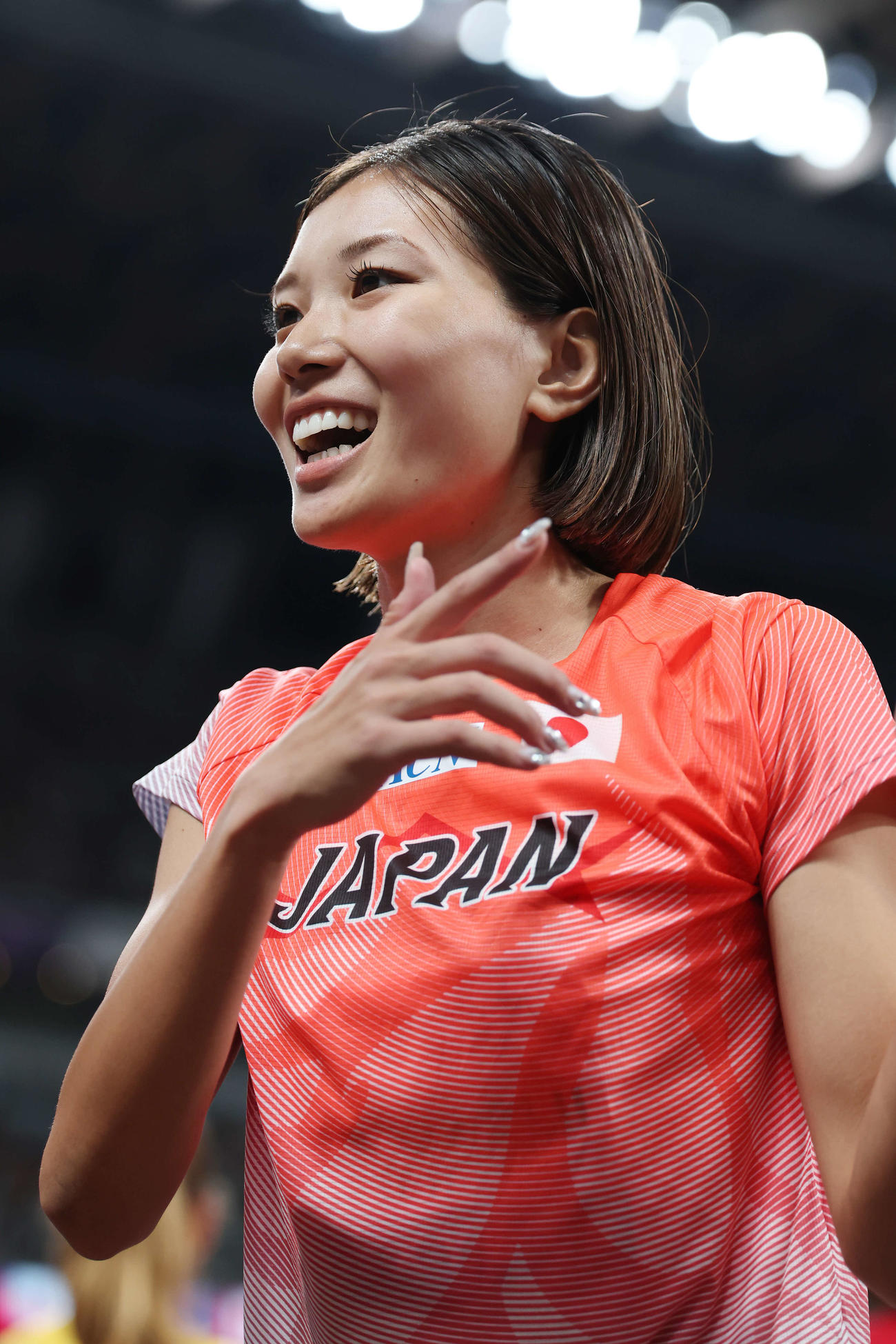 女子走り高跳び予選　競技前、コーチと言葉を交わす高橋（撮影・宮地輝）