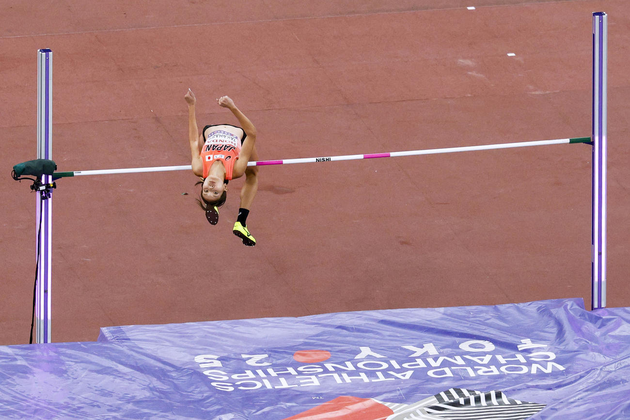 女子走り高跳び予選　1メートル88をクリアする高橋渚（共同）