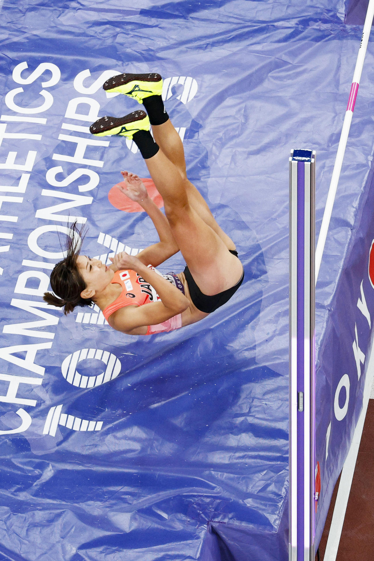 女子走り高跳び予選　1メートル88をクリアする高橋渚（共同）