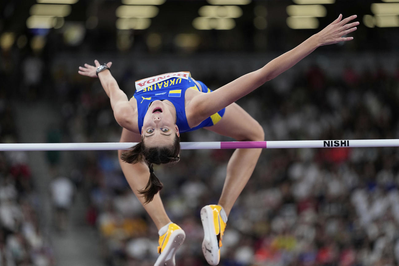 世界陸上女子走り高跳び予選　1メートル92をクリアするマフチフ（AP）