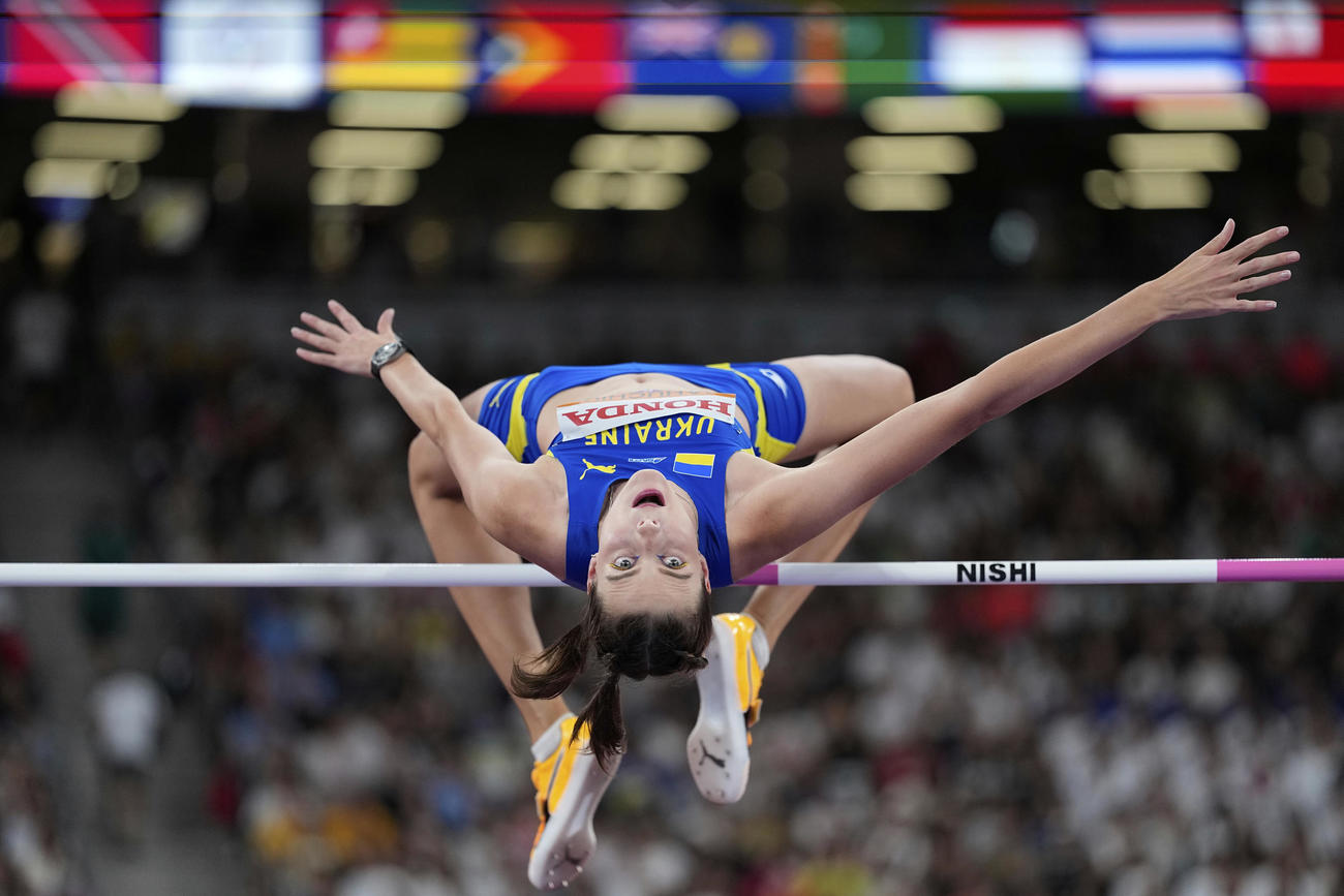 世界陸上女子走り高跳び予選　1メートル92をクリアするマフチフ（AP）