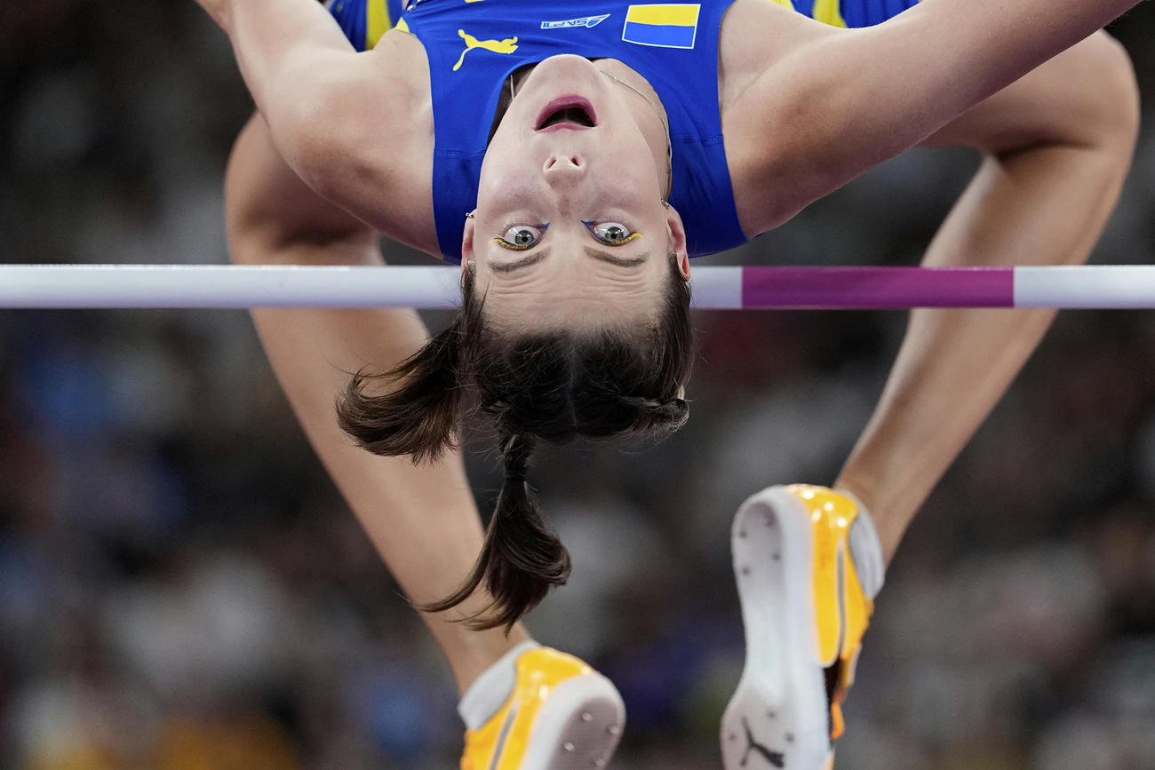 世界陸上女子走り高跳び予選　1メートル92をクリアするマフチフ（AP）