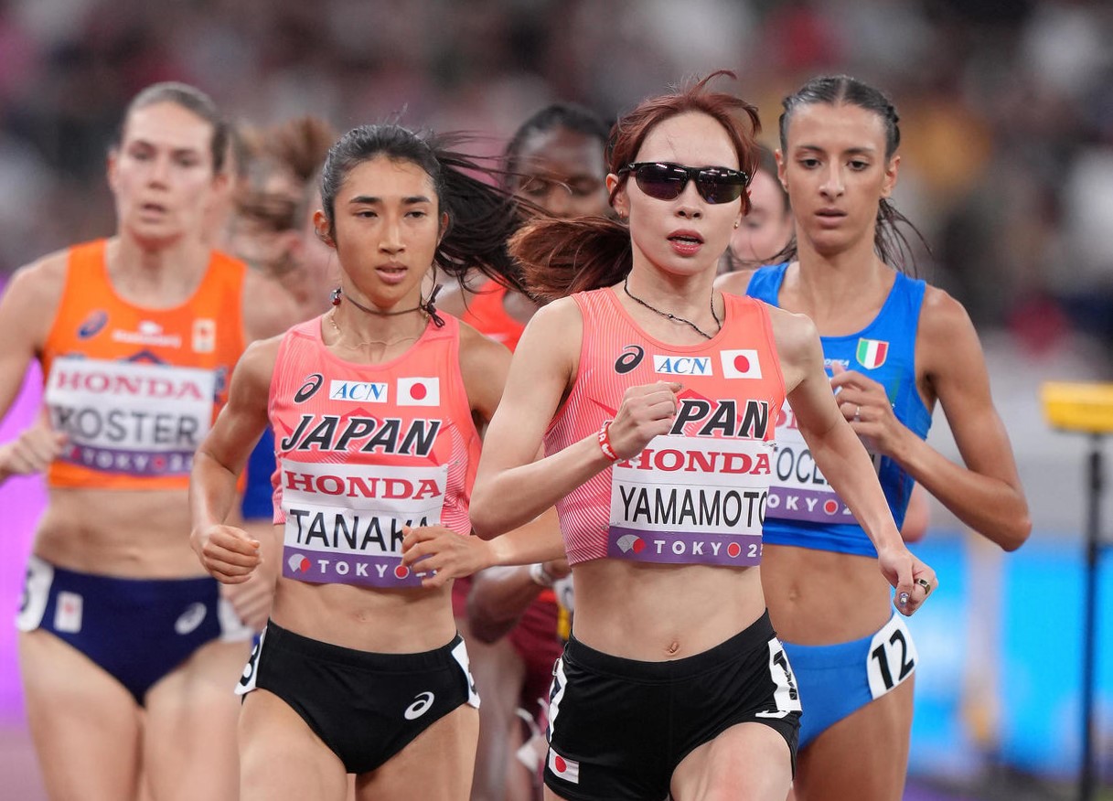 女子5000メートル予選で力走する山本（手前）。左奥は田中（撮影・足立雅史）