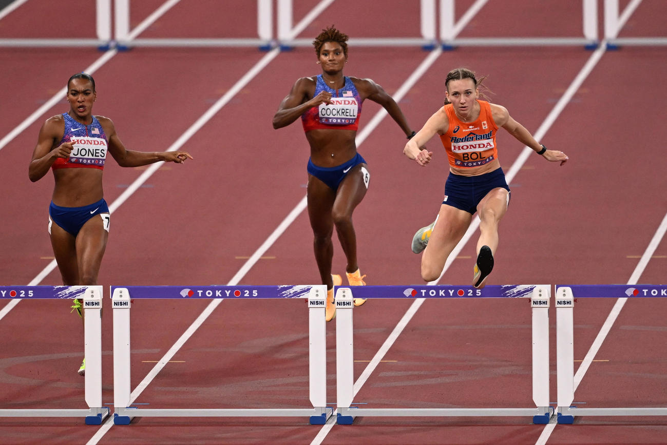 女子400メートルH決勝　連覇を達成したボル（ロイター）