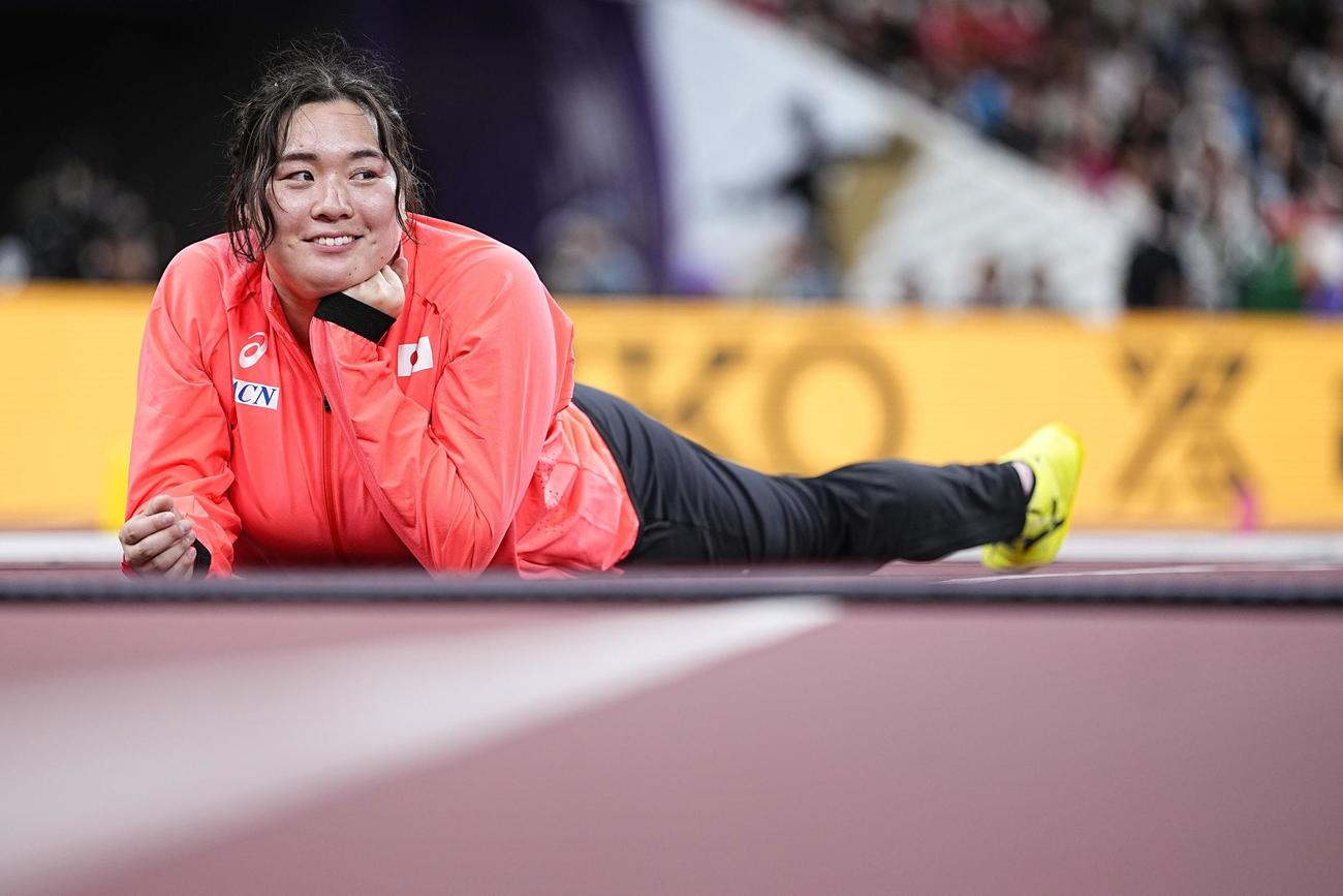 2投目を終え、横になる北口榛花（共同）