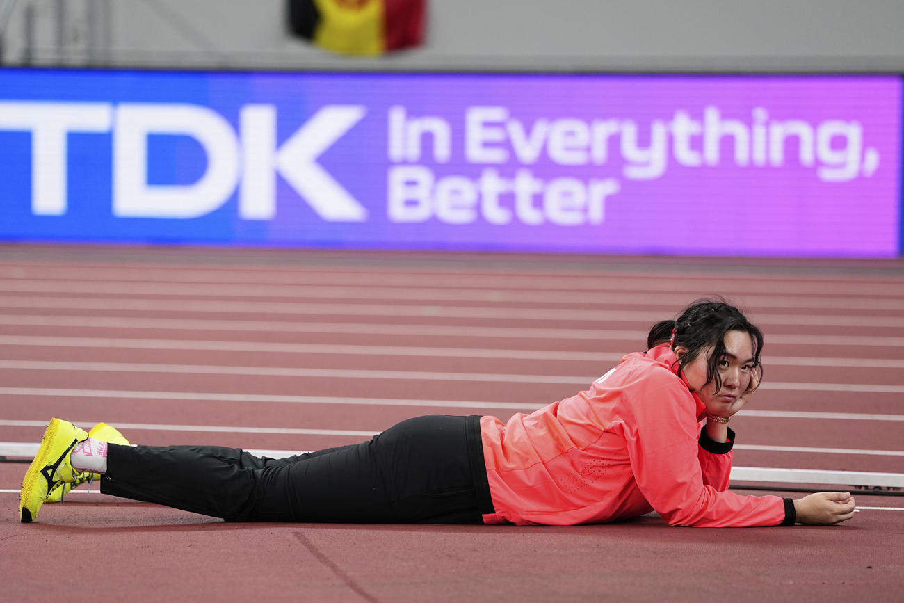 女子やり投げ予選A組　フィールドでうつぶせになる北口榛花（AP)