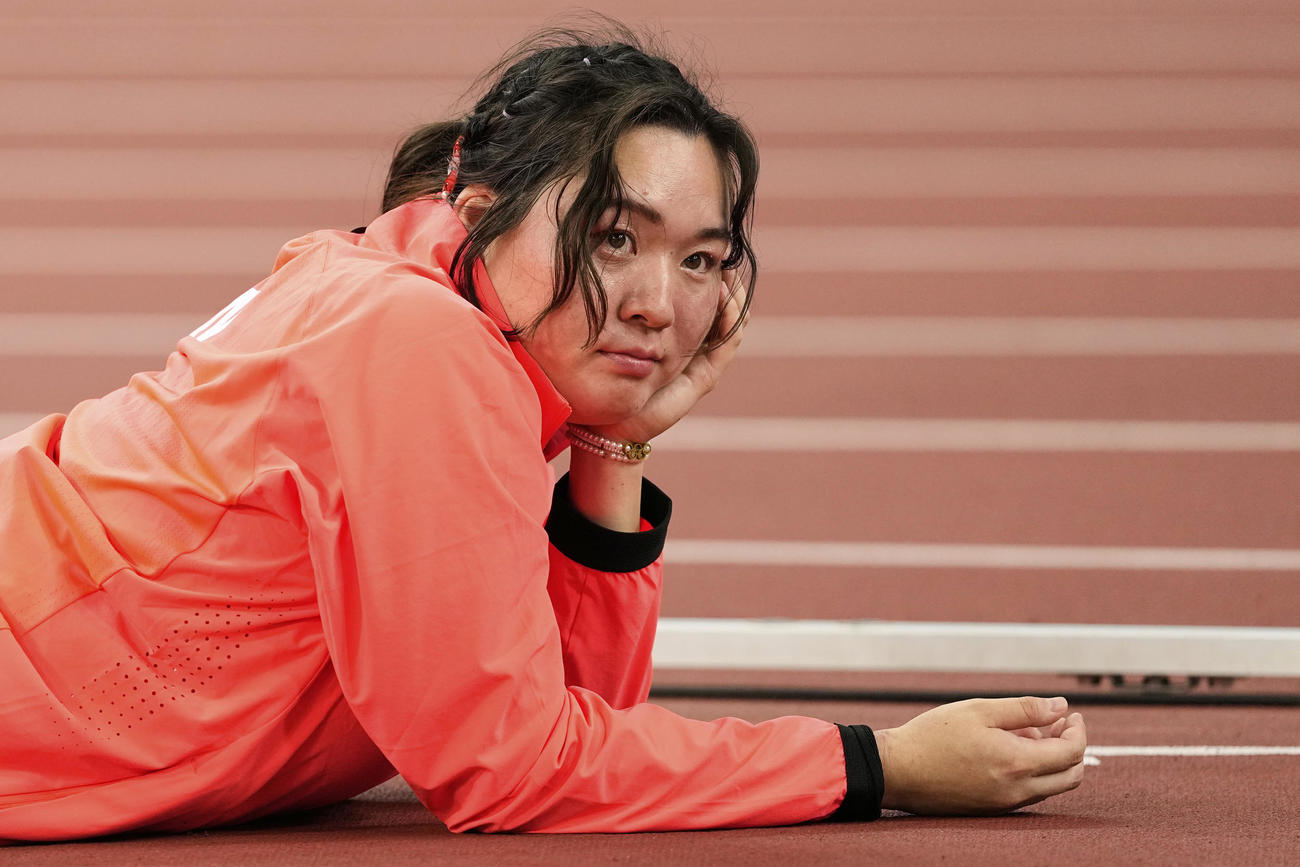 女子やり投げ予選A組　フィールドでうつぶせになる北口榛花（AP)