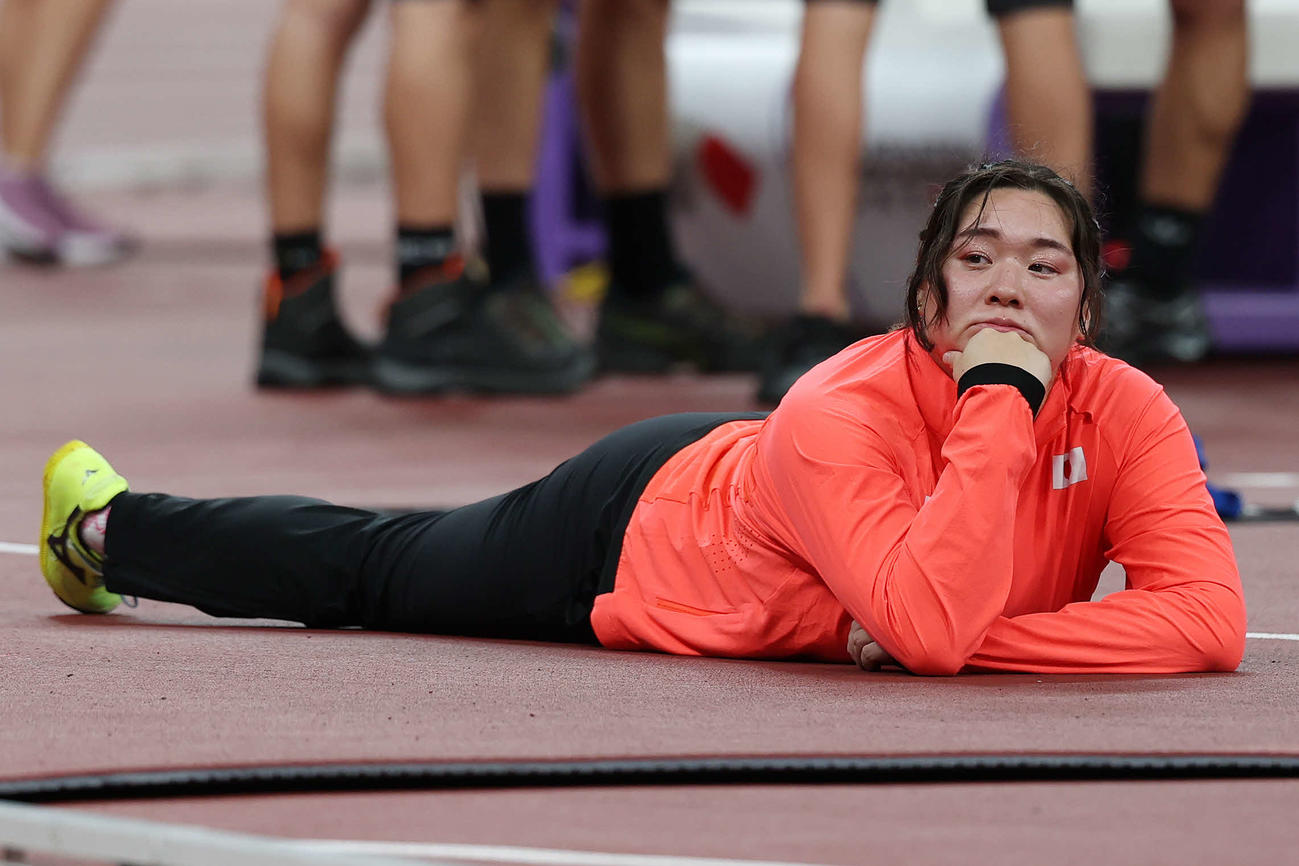 女子やり投げ予選　横になる北口（撮影・宮地輝）