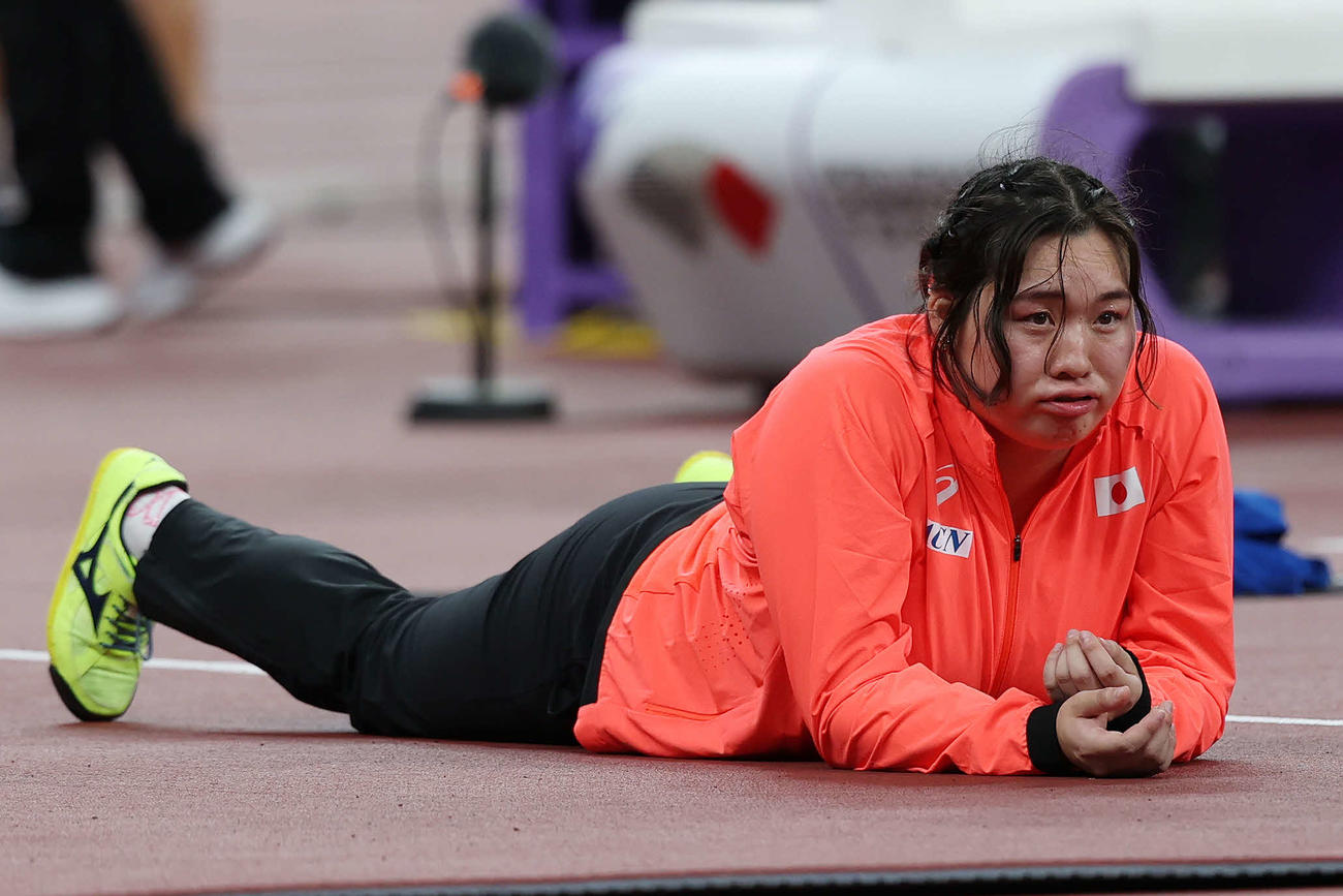 女子やり投げ予選　横になる北口（撮影・宮地輝）