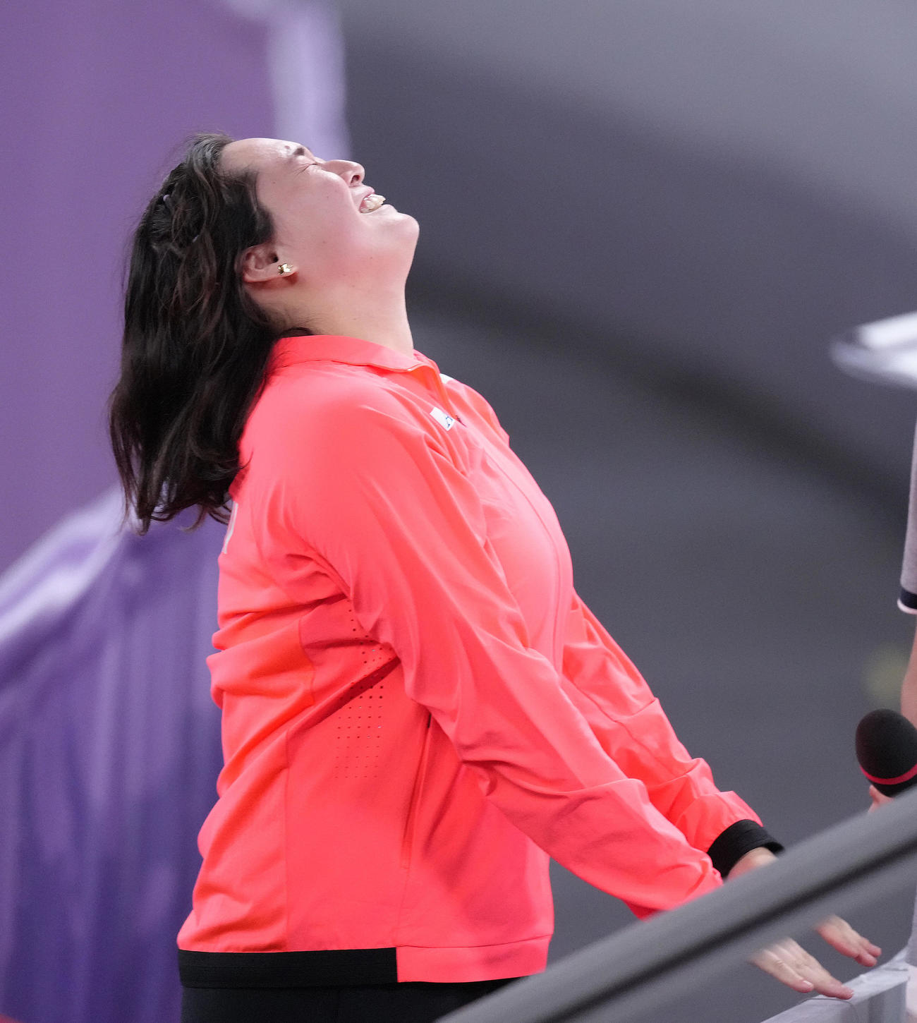 女子やり投げ予選を終え、ミックスゾーンで悔しそうな表情を見せる北口（撮影・足立雅史）