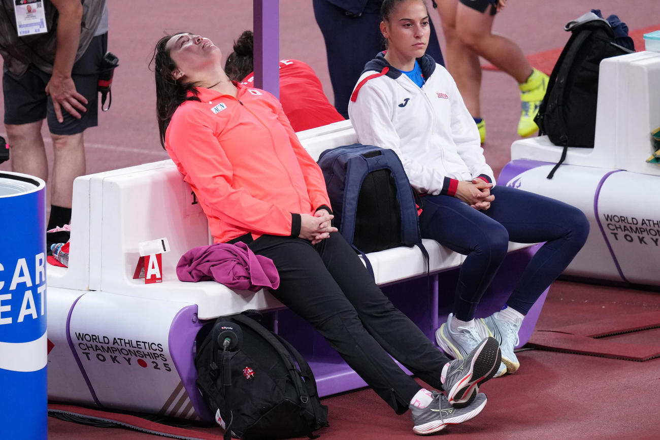 女子やり投げ予選を終え、ベンチで天を見上げる北口（撮影・足立雅史）