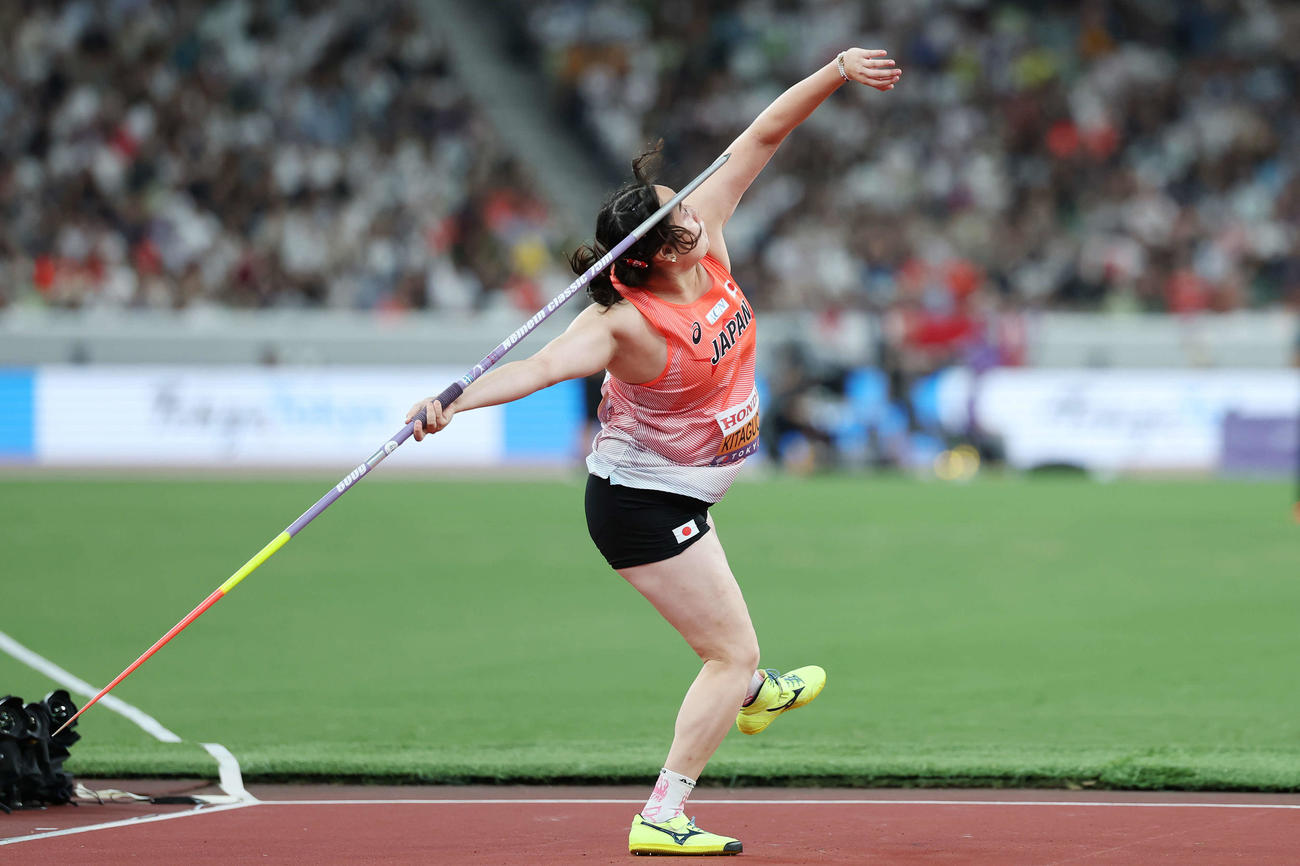 女子やり投げ予選　1投目を力投する北口（撮影・宮地輝）