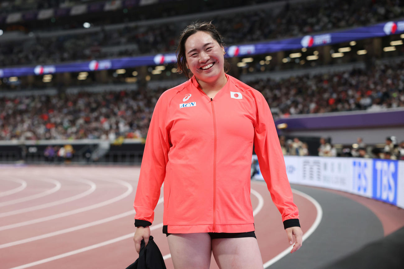 女子やり投げ予選　2投目を終え、コーチと笑顔で言葉を交わす北口（撮影・宮地輝）