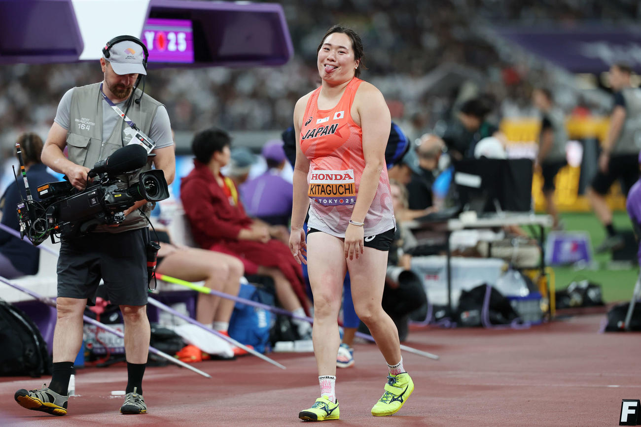 女子やり投げ予選　2投目を終え、決勝進出記録に届かず悔しい表情の北口（撮影・宮地輝）