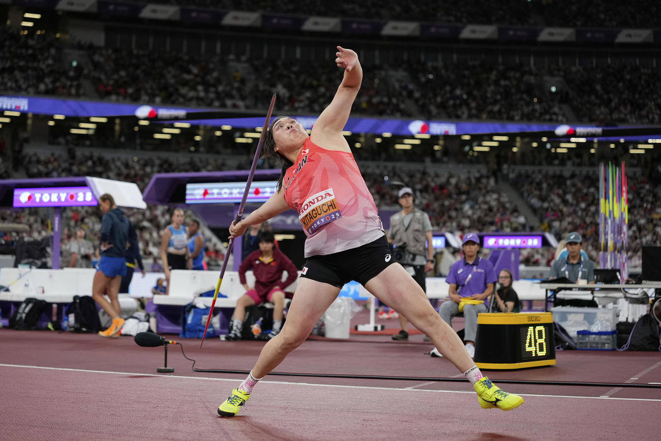 女子やり投げ予選A組　B組の結果待ちとなった北口榛花（AP)