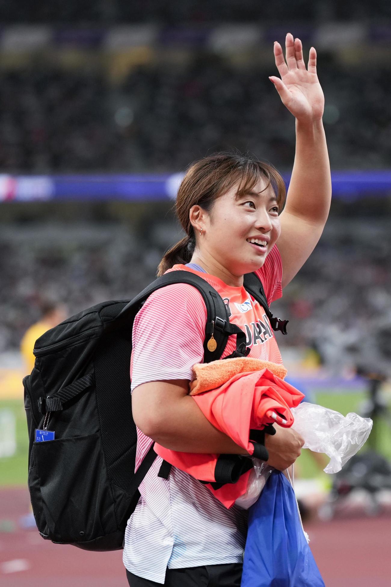 手を振りながら引き揚げる上田百寧（共同）